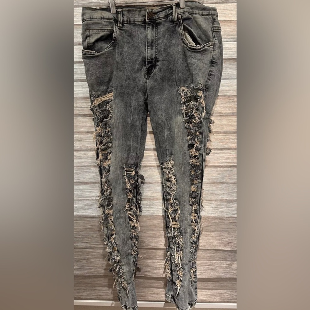 FWRD Mens Roughed Up Jean Size 40 Stretch